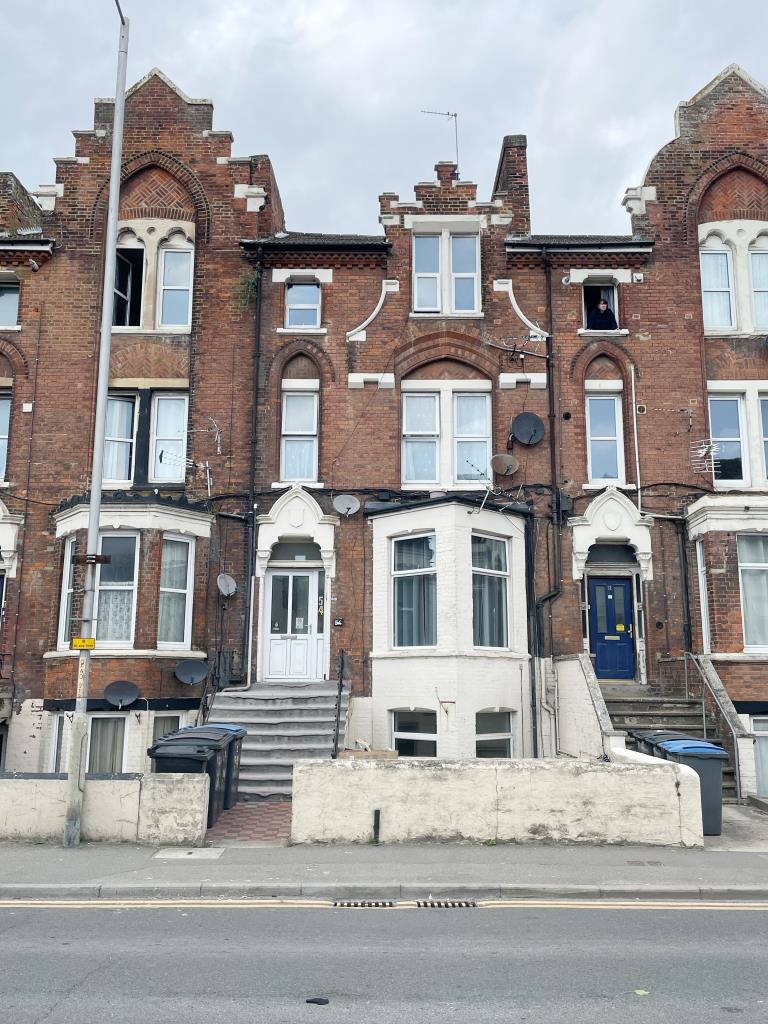 Lot: 71 - WELL PRESENTED ONE-BEDROOM FLAT FOR INVESTMENT - Mid-terrace block of flats